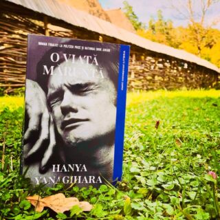 ✨„Romanul Hanyei Yanagihara este un studiu magistral despre suferinţă şi prietenie, scris cu o inteligenţă şi o profunzime psihologică atât de neobişnuite, încât va rămâne unul dintre etaloanele cu care vor fi măsurate toate celelalte romane pe aceeaşi temă.” - Wall Street Journal