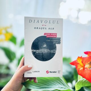 📚Arhitectul Daniel H. Burnham, este forța motrice aflată în spatele Orașului Alb, un peisaj grandios, vizionar, cu clădiri albe, amplasate într-un paradis de canale și grădini. 
📚Criminalul este H.H. Holmes, un medic chipeș, cu ochi albaștri și pătrunzători. El se folosește de atracția provocată de marea expoziție – și de propriul șarm diavolesc – pentru a atrage zeci de tinere in capcana morții.

#diavoluldinorasulalb #romanianbooks #cartiromanesti #romanianbooksusa #booklover #bookstoread #bookshop #citesteocarte #citesteromaneste #ilovebooks #booklover #lovereading #romanianbookstagram